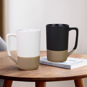 แก้วกาแฟแบบเรียบง่ายทันสมัยขนาด 515 มล. แบบกำหนดเองได้ ลายสองสี ดำขาวคลาสสิก แก้วน้ำเซรามิกสำหรับใช้ในบ้านและสำนักงาน - Product Image 1