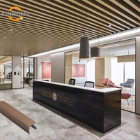 Plafón Decorativo de Lamas de Aluminio para Pared, Pasillo, Vestíbulo, Tienda con Forma de U y Acabado en Madera con Iluminación