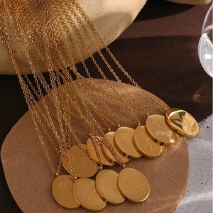 Collar de cadena tipo O con colgante de disco ovalado con letra y flor de nacimiento de 12 meses, chapado en oro de 18 quilates, de acero inoxidable, antideslustre, para mujer - Product Image 3