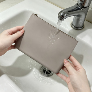 Sac cosmétique en silicone grande capacité avec fermeture éclair, résistant à l'eau, organiseur de maquillage de voyage, style minimaliste - Product Image 3