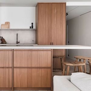 ตู้ครัวติดผนังพร้อมบานประตู เฟอร์นิเจอร์สั่งทำ ดีไซน์สมัยใหม่ ครัวอัจฉริยะพร้อมไอส์แลนด์ ดีไซน์ไม้จริง - Product Image 2