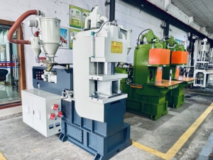 เครื่องฉีดพลาสติกไฮดรอลิกแนวนอนความเร็วสูง พร้อมตลับลูกปืนสำหรับการผลิตปลั๊กไฟฟ้าจากวัสดุเทอร์โมพลาสติก PVC - Product Image 5