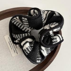 ยางรัดผมแบบถักทอสีทึบแนววินเทจ - Product Image 2