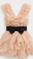 Robe plissée élégante rose pour femme avec décolleté en V profond, sans manches et ceinture noire, idéale pour les soirées