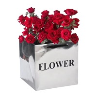 Bolsa de Regalo de Lujo con Espejo Plateado y Diseño Floral, Superficie Cromada Reflectante, para Presentaciones de Alta Gama en Instagram