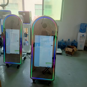 Couleur <span class=keywords><strong>noir</strong></span> <span class=keywords><strong>et</strong></span> <span class=keywords><strong>blanc</strong></span> en option 32 pouces écran tactile intelligent miroir photomaton vente chaude <span class=keywords><strong>mariage</strong></span> fête miroir stand - Product Image 1