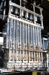 Machine de soufflage par extrusion automatique TS-012 100-220L pour fûts chimiques bleus à double anneau en L, réservoir de type tambour, avec pompe à moteur pour PEHD et PP - Product Image 3