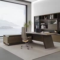 Bureau de direction en forme de L, dessus texturé gris clair avec base en panneau brun foncé, bureau moderne