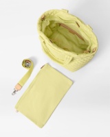Sac fourre-tout en nylon uni de grande capacité structuré avec bandoulière en tissu éponge, fermeture éclair intérieure et plusieurs poches