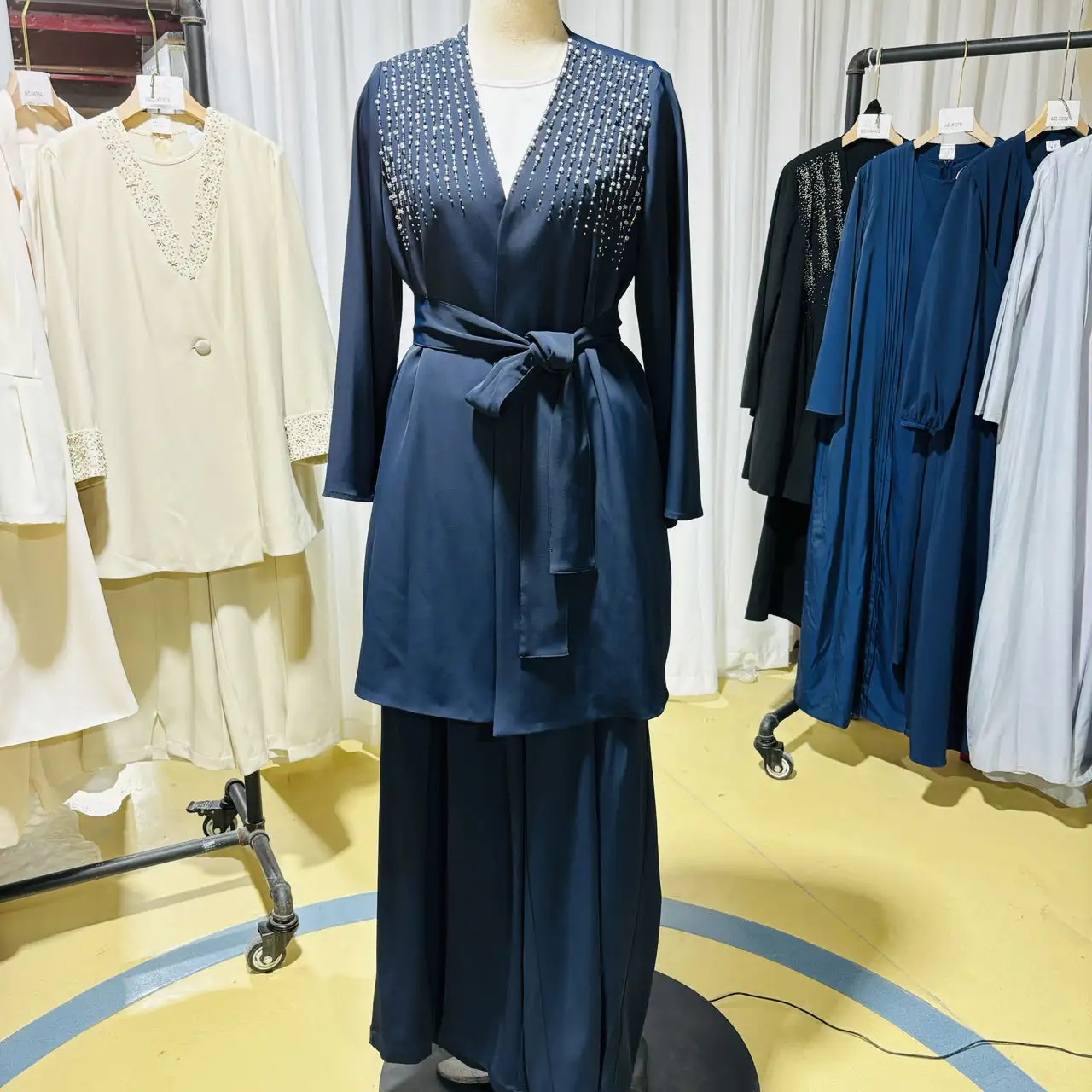 U.Chic 2023 Venda Quente De Luxo Elegante Mulheres Muçulmano Vestuário Suit Dubai Abaya Brilhante Pedra Beadings Embellished senhora Terno UC-X056