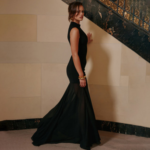 Vestido de noche largo con cuello halter, sin mangas, con aberturas y diseño de cola de pez para mujer, de color sólido y con diseño translúcido. - Product Image 3