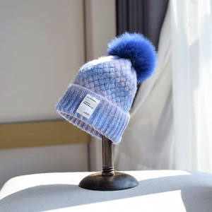 Зимняя вязаная шапка с меховым помпоном и логотипом - Product Image 6