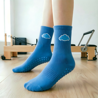 Chaussettes de Pilates personnalisées en tricot bleu avec broderie nuage, chaussettes antidérapantes pour jeunes, chaussettes de yoga pour femmes