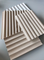 Panneaux muraux cannelés modernes en WPC Oman, design simple en plastique pour piliers et courbes avec grille rotative, flexibles et étanches pour usage domestique