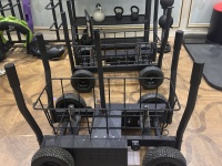 Carro de entrenamiento multifuncional de acero con capacidad de carga, tipo trineo comercial para gimnasio, para entrenamiento explosivo, con características de vehículo