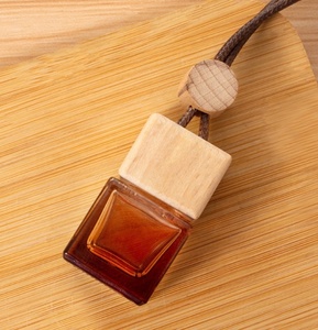 Minibotellas de Perfume de Vidrio Vacías Personalizadas de 6ml con Tapa Cuadrada de Madera Tapón de Rosca Botella de Vidrio Marrón Botellas de Perfume Colgantes - Product Image 3
