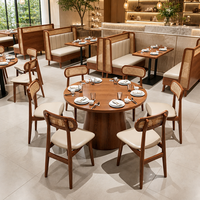 Ensemble de banquettes et tables en ivoire pâle, banquette en rotin teck, table de cantine pour café de quartier commercial et bistro de jardin