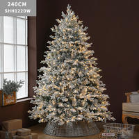Sapin de Noël artificiel floqué de 2,10 m avec base en rotin, effet neige épaisse, LED chaudes pour décoration de fêtes