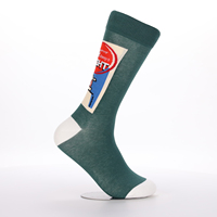 Chaussettes vertes mi-mollet personnalisées, bout et talon contrastants blancs, motif imprimé rouge et bleu, design sur mesure, marque privée disponible pour les entreprises