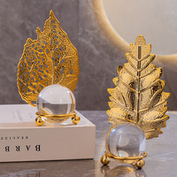 Ornamen Bola Kristal Daun Emas Logam Modern Minimalis Kreatif untuk Dekorasi Rumah, Teras, Lemari TV, Meja Kantor, dan Dekorasi Rumah