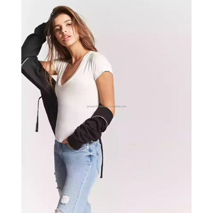 Camisetas ajustadas de cuello de pico profundo para mujer, camisas de moda con impresión personalizada y etiquetado, blancas, venta al por mayor, para todas las ocasiones - Product Image 4