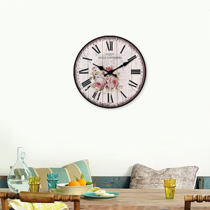 Horloge murale ronde vintage florale personnalisable « Maison Belle Jardinier » - Design rustique en bois pour la décoration de la maison, salon, chambre à coucher - Product Image 3