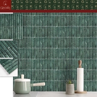 Mosaïque murale et de sol en marbre GOLDKING, design moderne vert, gris et blanc, sur mesure pour projets hôteliers et commerciaux