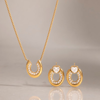 YC Ensemble Cadeau Classique en Acier Inoxydable Plaqué Or 18K avec Zircon Blanc, comprenant Boucles d'Oreilles Clous en Forme de Fer à Cheval et Collier Pendentif Réglable