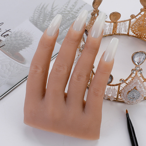 Modèle d'entraînement à la manucure en silicone flexible, main artificielle pour la pratique des ongles avec 100 embouts - Product Image 6