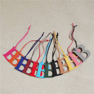 Venta caliente A a Z Alfabeto Cuero de vaca genuino Letra mayúscula Llavero Mochila Ornamento Correa Mujeres Bolso de lujo Encanto - Product Image 2