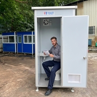 Toilettes publiques extérieures modernes portables avec structure en acier durable et panneau sandwich de douche, unité mobile préfabriquée