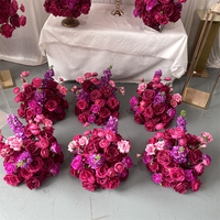 Boule de fleurs moderne et économique de 35 cm sur un vase pour les arrangements de table de mariage et de dîner