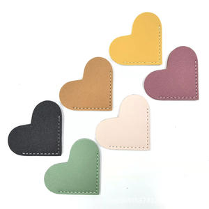 Marque-page en similicuir recyclé, forme cœur, personnalisé, gaufré, style rétro, vente en gros - Product Image 1