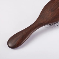 Grande brosse carrée avec poils en bois peigne démêlant brosse à cheveux de massage du cuir chevelu brosse ronde caractéristique des meilleurs fournisseurs