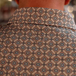 カスタムメンズポロシャツ ウェスタンスタイル 花柄プリント スパンデックス ポリエステル 4方向ストレッチ エクササイズ ゴルフシャツ - Product Image 2