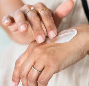 Crème hydratante <span class=keywords><strong>et</strong></span> réparatrice de haute qualité 10g en gros pour soins après tatouage, <span class=keywords><strong>visage</strong></span>, lèvres <span class=keywords><strong>et</strong></span> <span class=keywords><strong>corps</strong></span> – Fournitures d'art corporel - Product Image 6