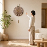 Jam Dinding Modern Nordic Kontemporer Satu Sisi Tahan Air Motif Tanduk Rusa dengan Pendulum, Jarum Kayu Senyap, Bercahaya dalam Gelap