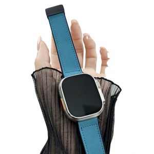 Bracelet en cuir et silicone ultra respirant avec boucle magnétique pour Apple Watch, accessoire confortable et élégant - Product Image 3