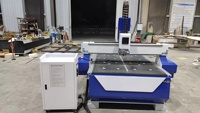 Nouvelle conception de machine à bois CNC 3D 1325 pour la fabrication de meubles en bois, machine à graver CNC pour la fabrication de portes en MDF