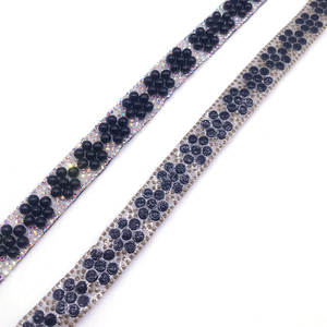 Styles de fleurs particulières Fer sur strass de couleur noire pour vêtements et accessoires - Product Image 4