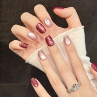 Couleur rose nude vin rouge contrastée avec des diamants étincelants, un style doux et élégant, nail art simple fait main