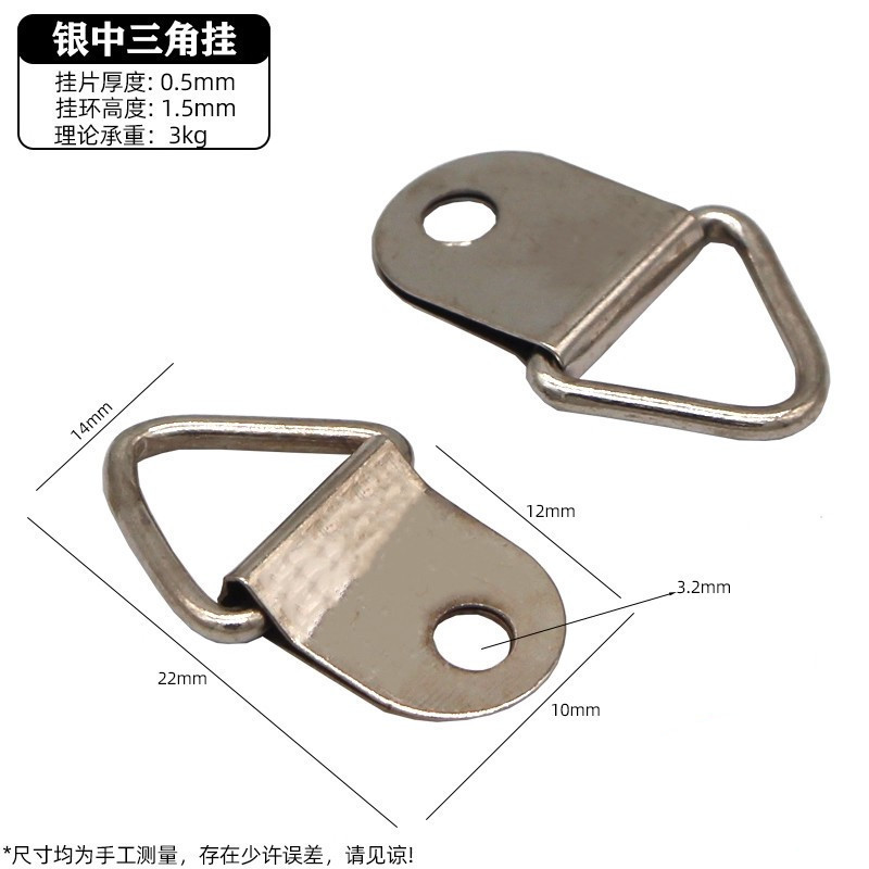 Triangle argenté suspendu