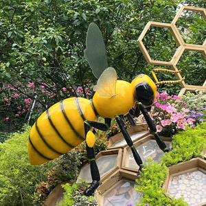 Grande Scultura a Forma di Ape in Fibra di Vetro per Decorazioni da Giardino in Vendita - Product Image 3