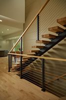 Escalier Flottant Moderne en Acier Carbone à Poutre Unique avec Escalier Droit en Bois de Hêtre et Garde-Corps en Verre pour Villa et Appartement (Usage Intérieur)