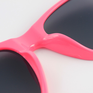 Lunettes de soleil promotionnelles pour garçons et filles, logo personnalisé, lunettes de soleil en plastique tendance, lunettes de soleil <span class=keywords><strong>pas</strong></span> chères pour enfants - Product Image 4