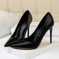 Escarpins en PU noirs à la mode pour femmes à talons hauts avec bout pointu confortable et anti-glissant couleur unie pour l'hiver