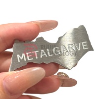 Plaque de logo en métal gravée CNC brossée, adhésif puissant, luxe sur mesure, plaque signalétique en acier inoxydable 304 pour cadeaux d'entreprise