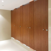 Mamparas de Baño HPL Fenólicas DEBO de Buena Calidad con Varios Acabados para Edificios Comerciales