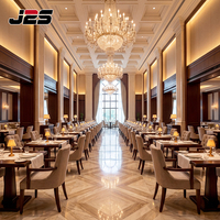 Ensemble table et chaises de restaurant J2S : Solutions d'ameublement modernes pour hôtels, sièges en cuir capitonnés, plateau de table rond en bois