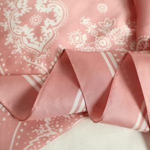 Khăn quàng cổ satin hình vuông in hai mặt, logo tùy chỉnh OEM - Product Image 4